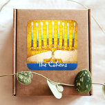 Sticker Carré Yellow Gold Hanoukka Menorah Élégant Nom personnal<br><div class="desc">Une photo de fond d'une menorah d'or jaune, colorée et brillante vous aide à inaugurer les vacances d'Hanoukka. Sentez la chaleur et la joie de la saison des Fêtes chaque fois que vous utilisez cet impressionnant autocollant Hanoukka coloré. Des cartes de correspondance, des timbres, des sacs fourre-tout, des plateaux de...</div>