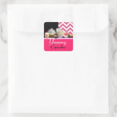 STICKER CARRÉ YUMMY ANNIVERSAIRE CUPCAKES / CHEVRON BLANC ROSE (Sac)