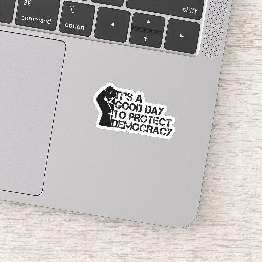 Sticker C'est une bonne journée pour protéger la démocrati (Détail)