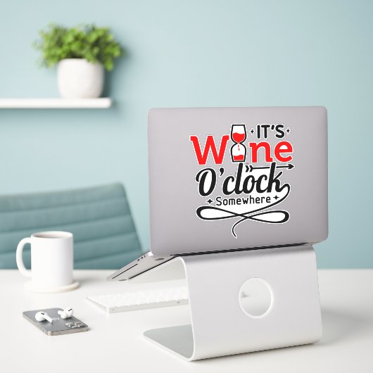Sticker C'est Wine O'clock Quelque part (Ordinateur portable sur le bureau)