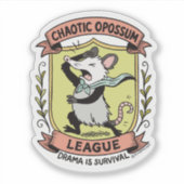 Sticker Chaotique Opossum League Crest avec drame amusant (Devant)