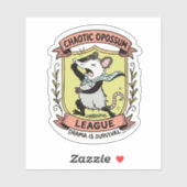 Sticker Chaotique Opossum League Crest avec drame amusant (Feuille)