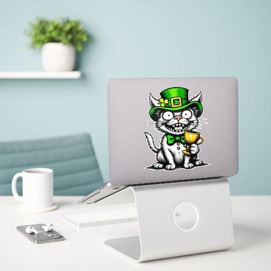 Sticker Chat fou de la Saint-Patrick  (Ordinateur portable sur le bureau)