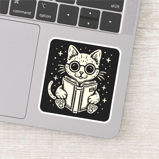 Sticker Chat lisant un livre de fantasy (Détail)