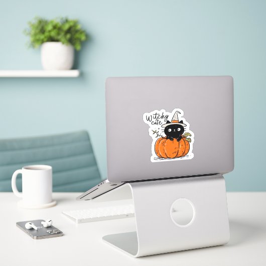 Sticker Chat noir mignon en citrouille avec casquette sorc (Ordinateur portable sur le bureau)