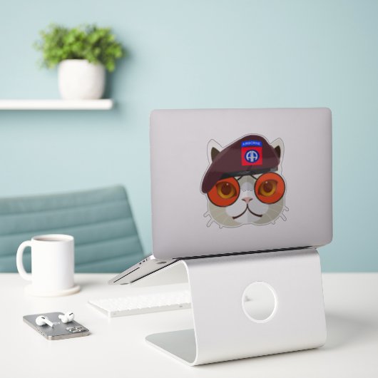 Sticker "Chat Parachutiste trop Cool" (Ordinateur portable sur le bureau)