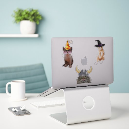 Sticker Chat Portant un Casquette (Ordinateur portable sur le bureau)