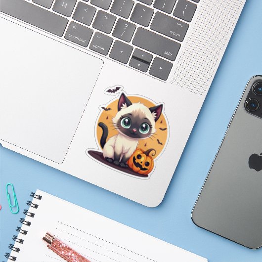 Sticker Chaton siamois adorable – Pastel Halloween (Ordinateur portable avec iPhone)