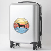 Sticker Chemise de chien de coucher de soleil rétro de tec (Sur valise)