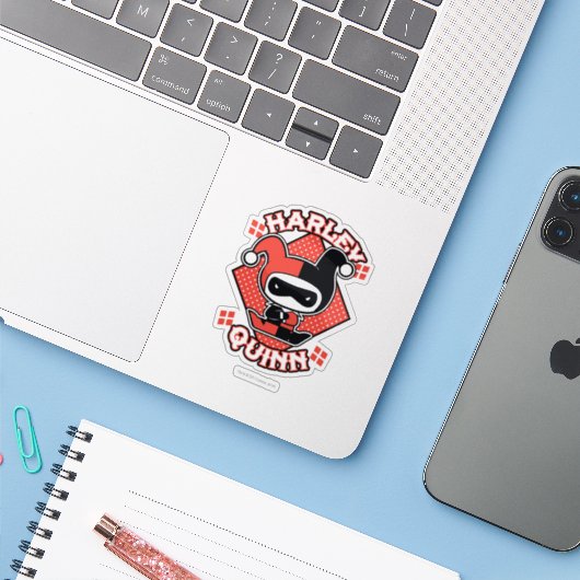 Sticker Chibi Harley Quinn Splits (Ordinateur portable avec iPhone)