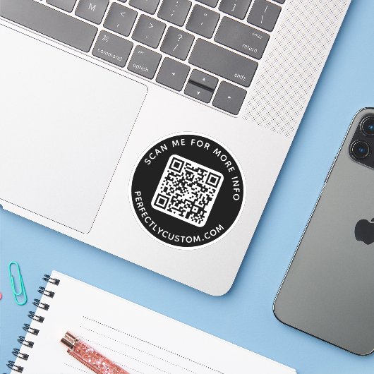 Sticker Code QR personnalisé Analysez-moi pour plus d'info (Ordinateur portable avec iPhone)