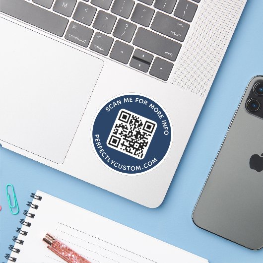 Sticker Code QR personnalisé Analysez-moi pour plus d'info (Ordinateur portable avec iPhone)