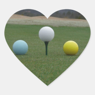 Sticker Cœur Ballons de golf aux couleurs vives sur une montagn