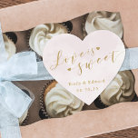 Sticker Cœur Blush Pink Love est Sweet Wedding Favor<br><div class="desc">Autocollants / étiquettes de mariage personnalisés "l'amour est doux" avec calligraphie or sur aquarelle rose.</div>
