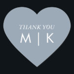 Sticker Cœur Dusty Blue Merci Monograms Mariage tendance<br><div class="desc">Imprimé avec des initiales monographiques (que vous pouvez modifier, modifier et personnaliser) en couleur bleu poussiéreux personnalisée avec message de remerciement personnalisé!</div>