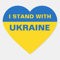 Je me tiens avec le drapeau ukrainien de l'Ukraine
