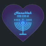 Sticker Cœur Joyeux Hanukkah Lumières Fête Juive Marine Hébreu<br><div class="desc">Joyeux Hanoukka, magnifique conception de vacances juives avec lettrage hébreu. Fond de vacances juives Hanoukka avec symboles traditionnels de Chanukah - Menorah dorée, chandelier Hanukkiah et bougies, toupies en bois, donuts, étoile de David et motif de papier peint à lumières scintillantes. Décoration de la fête de Hanoukka. Jérusalem, Israël. Fournitures...</div>