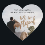 Sticker Cœur Nom Elopé Photo Artsy Script<br><div class="desc">Pratique pour vos mailings après votre élopement, en forme de coeur romantique, avec votre photo préférée de vous deux de votre jour que vous téléchargez simplement pour remplacer l'échantillon. La typographie est superposée. Nous Eloped est dans un ensemble d'art moderne avec un motif de coeur, et simple sans texte est...</div>