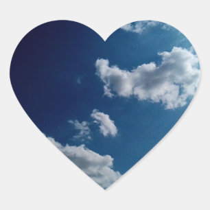 Sticker Cœur Nuages blancs, sur un ciel bleu foncé