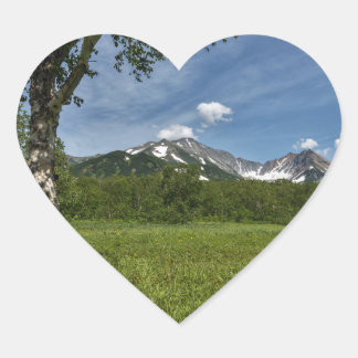 Sticker Cœur Paysage d'été avec vue sur la montagne par beau te