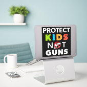 Sticker Contrôle des armes à feu - Protéger les enfants et (Ordinateur portable sur le bureau)