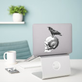 Sticker Crow assis sur le crâne humain gode Art (Ordinateur portable sur le bureau)