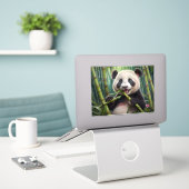 Sticker Cute Panda Mange Du Bambou (Ordinateur portable sur le bureau)