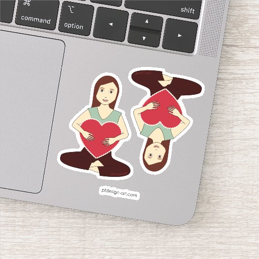 Sticker Cute Yoga Girl tenant coeur rouge (Détail)