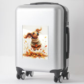 Sticker Dachshund jouant dans les feuilles d'automne (Sur valise)