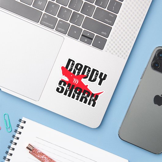 Sticker Daddy Shark Worn Graphic (Ordinateur portable avec iPhone)