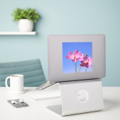 Sticker de belles fleurs roses serrant un ciel bleu clair (Ordinateur portable sur le bureau)