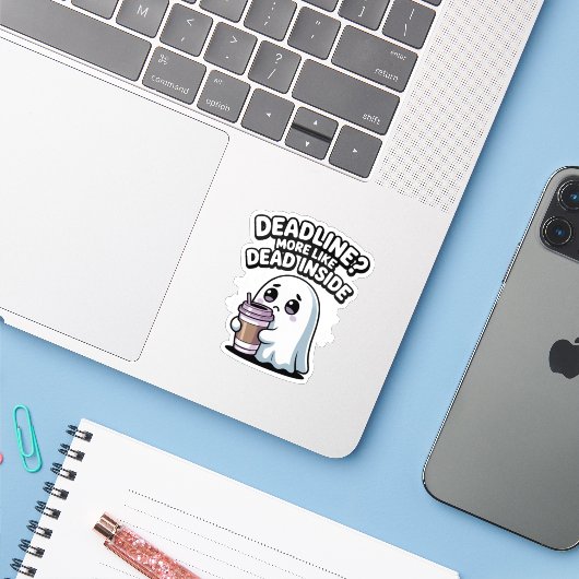 Sticker Deadline? More Like Dead Inside – Kawaii Ghost (Ordinateur portable avec iPhone)