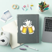 Sticker Deux tasses avec une bière légère. (Couverture iPad)