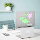 Sticker Dinosaure bébé vert (Ordinateur portable sur le bureau)