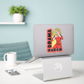 Sticker Drama Queen parce que tout m'excite trop (Ordinateur portable sur le bureau)