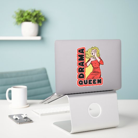 Sticker Drama Queen parce que tout m'excite trop (Ordinateur portable sur le bureau)
