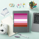 Sticker Drapeau de fierté lesbienne de SlipperyJoe's fémin (Couverture iPad)