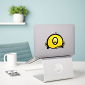Sticker Drôle de dessin animé borgne « Meh » (Ordinateur portable sur le bureau)