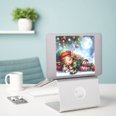 Sticker Elfe de Noël couché avec Calico Kitten (Ordinateur portable sur le bureau)