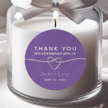 Sticker en Merci Mariage violet minimaliste<br><div class="desc">Montrez votre appréciation avec cet élégant minimaliste violet mariage merci autocollant. Doté d'un arrière - plan violet audacieux,  d'un coeur de corde argentée romantique et d'une typographie chic,  cet autocollant élégant est la touche finale parfaite pour les ballotins,  bougies,  sacs et autres petits cadeaux spéciaux pour vos invités.</div>