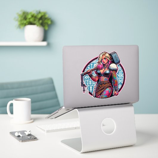 Sticker en vinyle coupé sur mesure : Warrior Woman (Ordinateur portable sur le bureau)