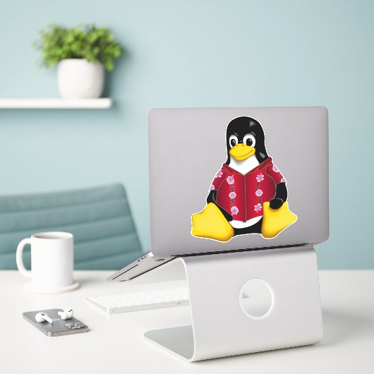 Sticker en vinyle Tux décontracté (Ordinateur portable sur le bureau)