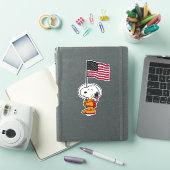 Sticker ESPACE | Snoopy avec astronaute du drapeau (Couverture iPad)