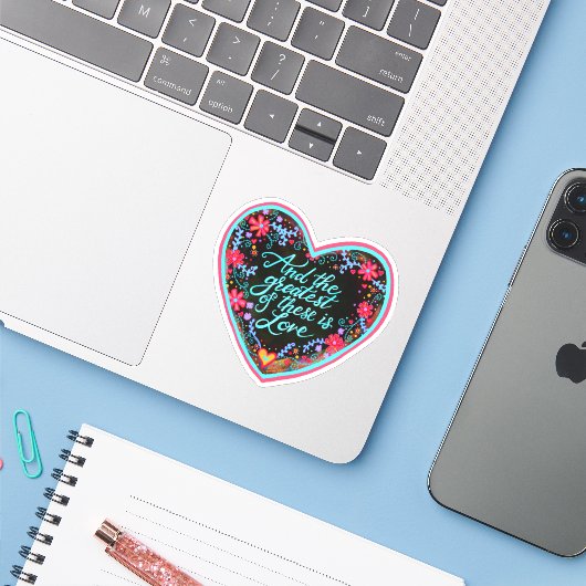 Sticker Et le plus grand est Love Inspirivity jolie (Ordinateur portable avec iPhone)