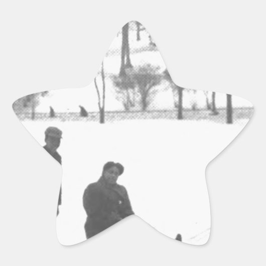 Sticker Étoile Deux garçons tirant deux filles sur des dames (Devant)