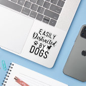 Sticker Facilement Distrait Par Chiens Tee Funny Chien, Am (Ordinateur portable avec iPhone)