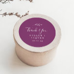 Sticker Favor Merci pourpre à poitrine minimale<br><div class="desc">Ces stickers minimaux de fruits mauve de la baie de feuilles vous remercient pour votre mariage sont parfaits pour une réception de mariage boho. Le design se compose d'une simple silhouette de feuilles de verdure dans une couleur violet d'été romantique avec un style bohème minimaliste de jardin. Personnalisez les étiquettes...</div>