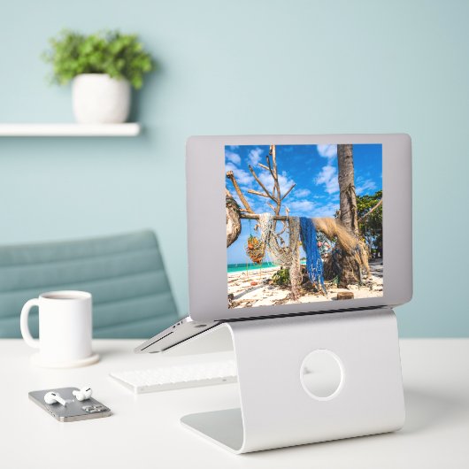 Sticker Filets de pêche séchant sur la plage (Ordinateur portable sur le bureau)