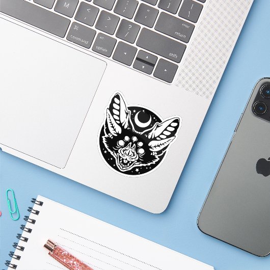 Sticker - "Five-Eyed Bat" (Ordinateur portable avec iPhone)
