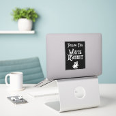 Sticker Follow the White Rabbit (Ordinateur portable sur le bureau)